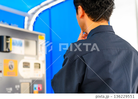 券売機前で思案する男性 ■撮影協力:関西国際空港(KIX) 券売機前で思案する男性 ■撮影協力:関西国際空港(KIX) 136229551