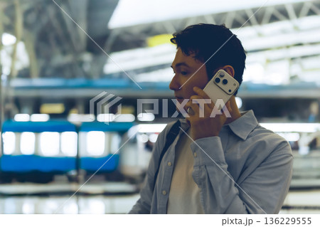 未来の駅で電話する男性 ■撮影協力:関西国際空港(KIX) 未来の駅で電話する男性 ■撮影協力:関西国際空港(KIX) 136229555