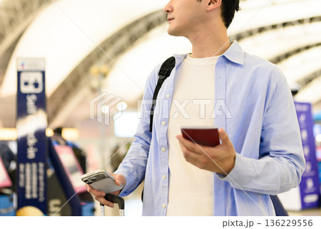 空港で書類を確認する男性 ■撮影協力:関西国際空港(KIX) 空港で書類を確認する男性 ■撮影協力:関西国際空港(KIX) 136229556
