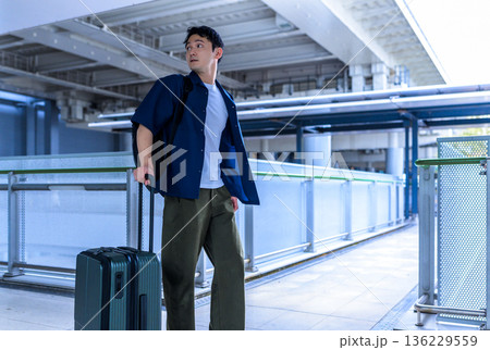 駅で荷物を持つ男性 ■撮影協力：関西国際空港（KIX） 136229559