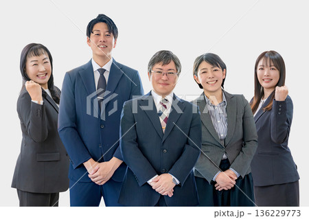 笑顔のビジネスチーム 笑顔のビジネスチーム 136229773