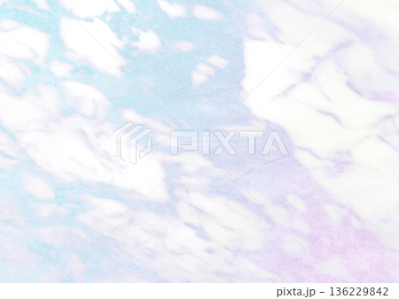 ふんわりとしたマーブル模様の淡いパステル背景 136229842