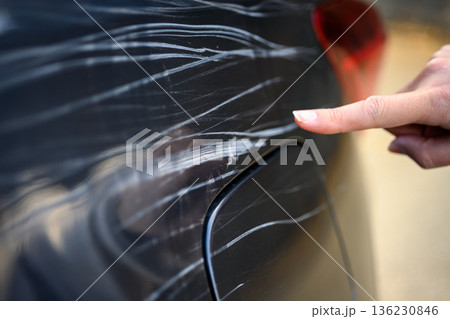 車体傷を指でなぞる 136230846