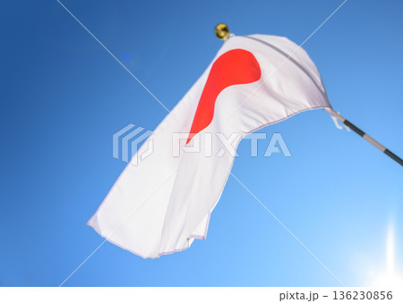 青空に日の丸 136230856