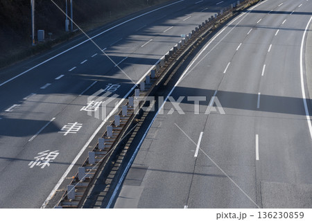 高速道路の追い越し車線表示 高速道路の追い越し車線表示 136230859