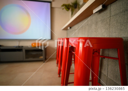 赤ハイスツールとプロジェクター 136230865