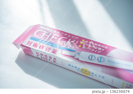 妊娠検査薬と箱 妊娠検査薬と箱 136230874