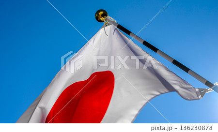 日の丸が風にたなびく 136230878