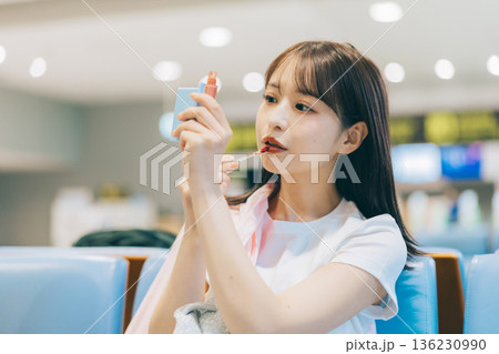 空港でメイクを直す女性　「撮影協力：関西国際空港（KIX）」 136230990