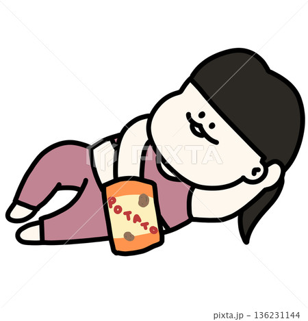 トレーニングウェアを着て寝転びながらポテチを食べるぽっちゃり女性 136231144