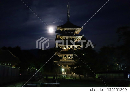 奈良・興福寺の五重塔と月 136231269