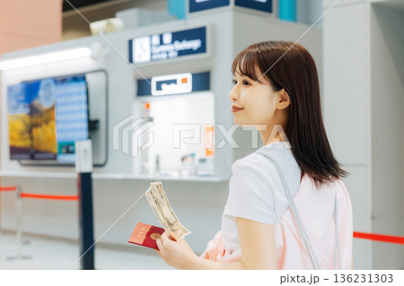 空港で両替をする女性　「撮影協力：関西国際空港（KIX）」 136231303