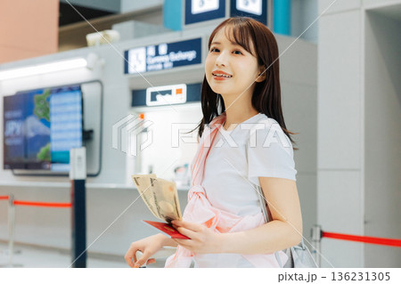 空港で両替をする女性　「撮影協力：関西国際空港（KIX）」 136231305