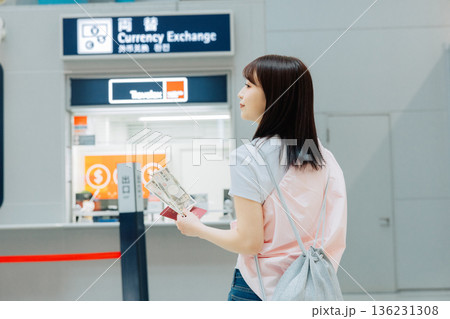 空港で両替をする女性 「撮影協力:関西国際空港(KIX)」 空港で両替をする女性 「撮影協力:関西国際空港(KIX)」 136231308