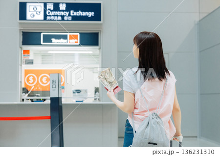 空港で両替をする女性　「撮影協力：関西国際空港（KIX）」 136231310