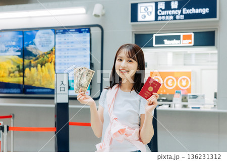 空港で両替をする女性　「撮影協力：関西国際空港（KIX）」 136231312