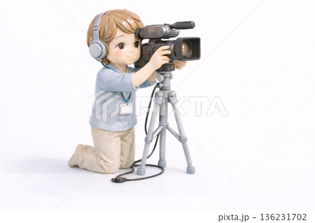 ビデオカメラで撮影するスタッフ・映像制作と撮影現場のイメージ 136231702