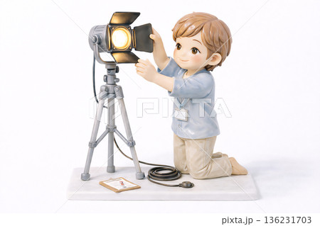 スタジオライトを調整するスタッフのフィギュア・撮影と照明準備のイメージ 136231703