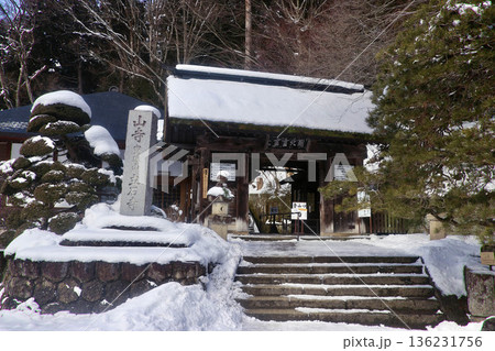 冬の山寺・山門(山形県・山形市) 冬の山寺・山門(山形県・山形市) 136231756