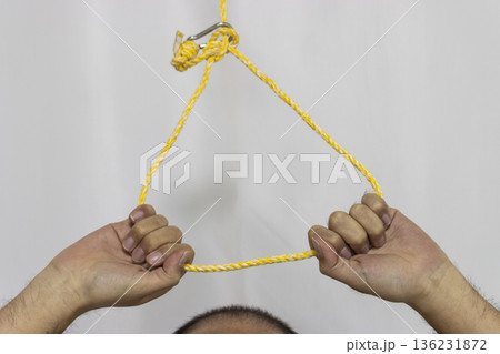 上からぶら下がっている輪っかにしたロープとそれを握る男性の手と禿げ頭（顔無し、日本人、30代） 136231872