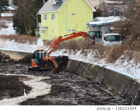 河川の土砂を撤去している油圧ショベル 136231934