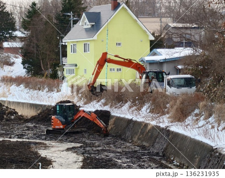 河川の土砂を撤去している油圧ショベル 河川の土砂を撤去している油圧ショベル 136231935