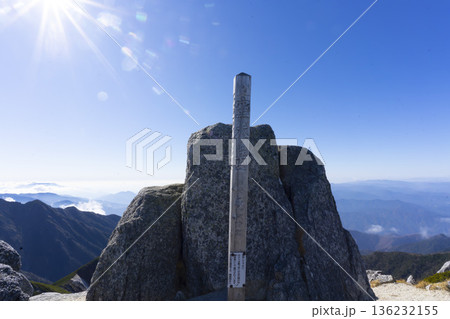 中央アルプス・空木岳（標高2864m）の山頂標識と眼下に広がる絶景 136232155
