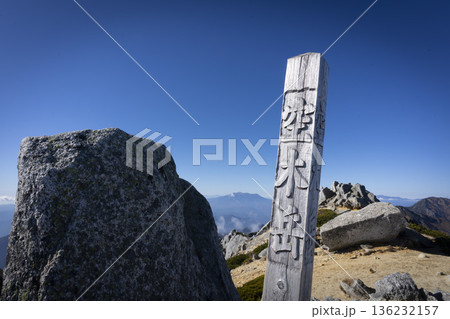 中央アルプス・空木岳(標高2864m)の山頂標識と眼下に広がる絶景 中央アルプス・空木岳(標高2864m)の山頂標識と眼下に広がる絶景 136232157