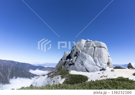 中央アルプス・空木岳のシンボル「駒石」と広がる雲海 中央アルプス・空木岳のシンボル「駒石」と広がる雲海 136232160
