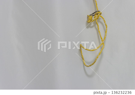 上からぶら下がっている輪っかにしたロープ（無人、コピースペース） 136232236
