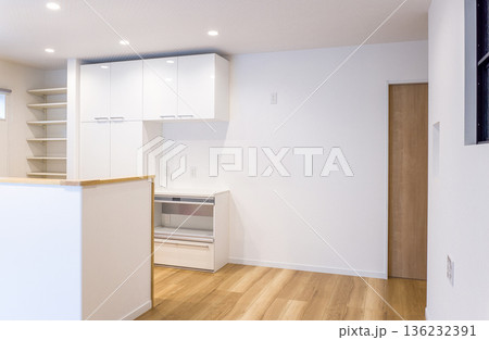 住宅イメージ　新築住宅　ダイニングキッチン 136232391