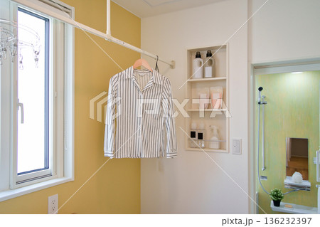 住宅イメージ　新築住宅　脱衣室兼ランドリールーム・浴室を並べて 136232397