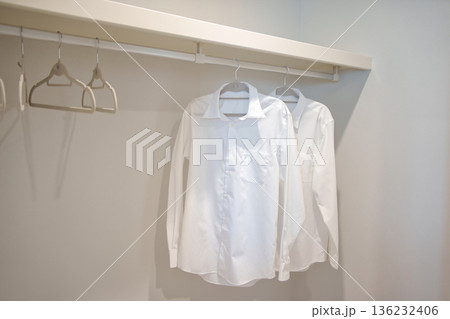 住宅イメージ　新築住宅　衣服の入ったクローゼット 136232406
