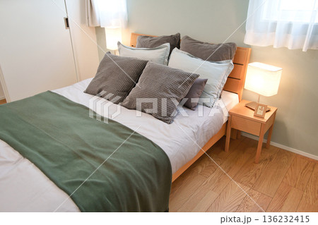 住宅イメージ　新築住宅　ベッドルーム 136232415