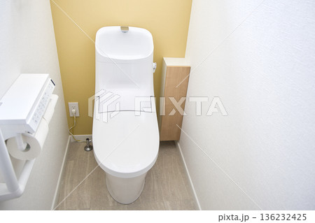 住宅イメージ　新築住宅　手洗い付きタンク式トイレ 136232425