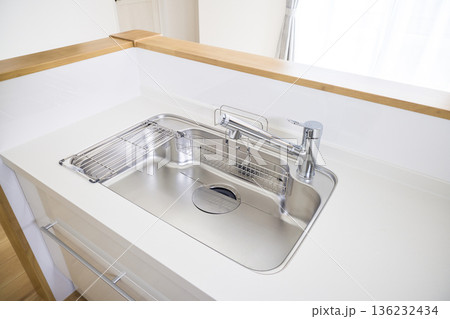 住宅イメージ　新築住宅　対面キッチンシンク 136232434