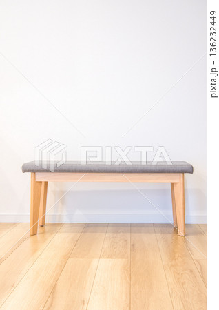 住宅イメージ　新築住宅　長い椅子 136232449