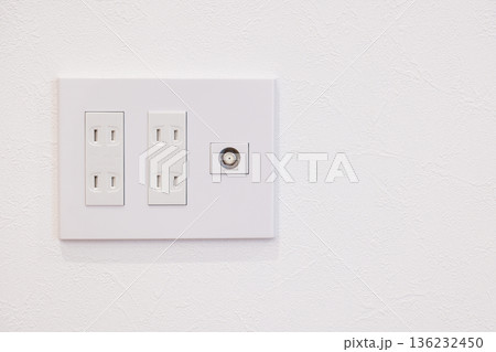住宅イメージ 新築住宅 TVコンセントと電源コンセント 四つ口コンセント 住宅イメージ 新築住宅 TVコンセントと電源コンセント 四つ口コンセント 136232450