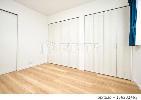 住宅イメージ　新築住宅　白壁の部屋のクローゼットと窓 136232465