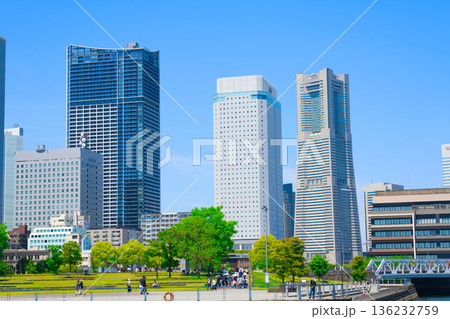 【神奈川県】5月・横浜港大さん橋からみなとみらいを望む 【神奈川県】5月・横浜港大さん橋からみなとみらいを望む 136232759
