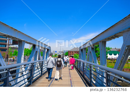 【神奈川県】5月・桜木町駅から徒歩で運河パークに向かう人達 【神奈川県】5月・桜木町駅から徒歩で運河パークに向かう人達 136232768