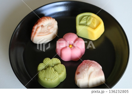 カラフルな和菓子 136232805