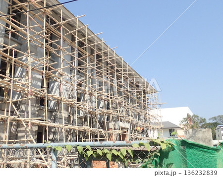 タイの建設現場 竹を使った足場と建設中の建物 136232839