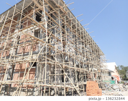 タイの建設現場 竹を使った足場と建設中の建物 136232844