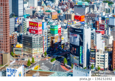新宿駅東口・靖国通りの街並みとユニカビジョンを望む俯瞰風景 新宿駅東口・靖国通りの街並みとユニカビジョンを望む俯瞰風景 136232892