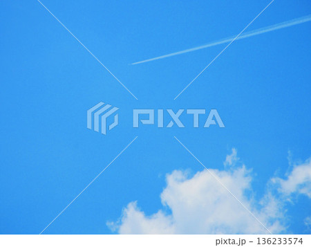 青空と飛行機雲の風景 136233574