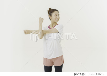 白背景のストレッチをする若い日本人女性 白背景のストレッチをする若い日本人女性 136234635