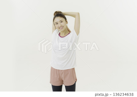 白背景のストレッチをする若い日本人女性 白背景のストレッチをする若い日本人女性 136234638