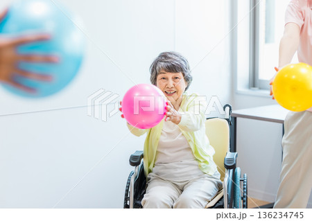 介護施設でボールを使ったレクリエーションのシーン 136234745