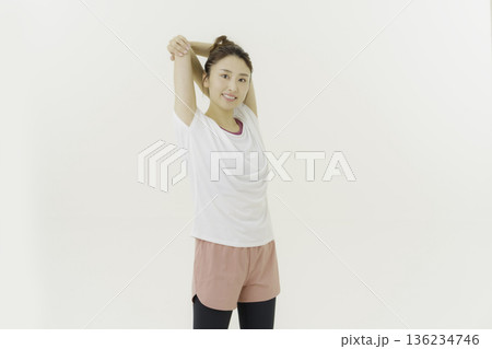 白背景のストレッチをする若い日本人女性 136234746
